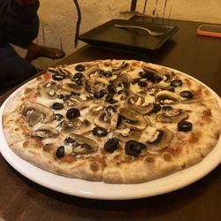 Camino a Bremen - Pizza de Champiñones con aceitunas negras