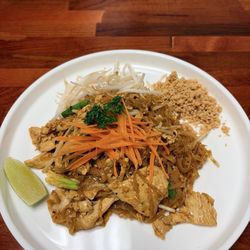 White Lotus Thai Restaurant & Pho - Pad Thai - chicken