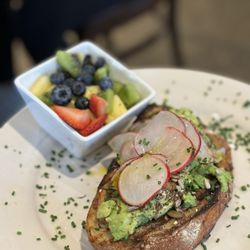 Anthos - Avocado toast and fruit