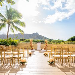 Honolulu Flower Lady - Circle arch, floor arrangements