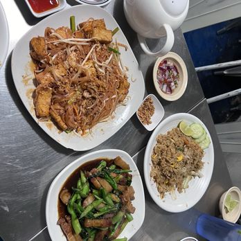Pan Tang Restaurant - Thai Near Me - Tujunga, California