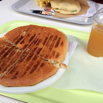 La Kaz - Un menu agoulou avec son jus de maracuja (passion) à 7€60 - Fast Food Near Me - Paris, 75 La Kaz - Un menu agoulou avec son jus de maracuja (passion) à 7€60 - Fast Food Near Me - Paris, 75