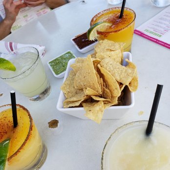 El Alma - Pinarita (my fave of the table!), classica, mangorita w/chili rim! GF chips & delish salsa & avocado tomatillo salsa - Mexican Near Me - Austin, Texas El Alma - Pinarita (my fave of the table!), classica, mangorita w/chili rim! GF chips & delish salsa & avocado tomatillo salsa - Mexican Near Me - Austin, Texas