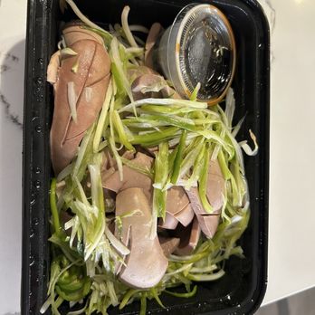 Kim Kee Noodle Cafe - Pig kidney with green onion in takeout box - Chinese Near Me - Monterey Park, California Kim Kee Noodle Cafe - Pig kidney with green onion in takeout box - Chinese Near Me - Monterey Park, California