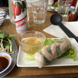 Phô Saint-Georges - Spring roll with dipping sauce Veggies for pho