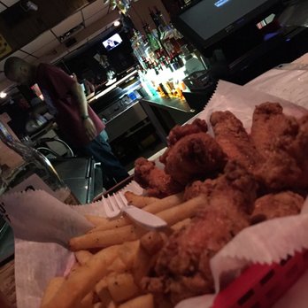 Robert's Food & Spirits - 10 wings - Bars Near Me - Toledo, Ohio