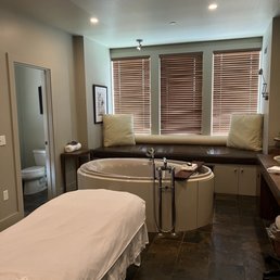 Private single room with jacuzzi and steam shower