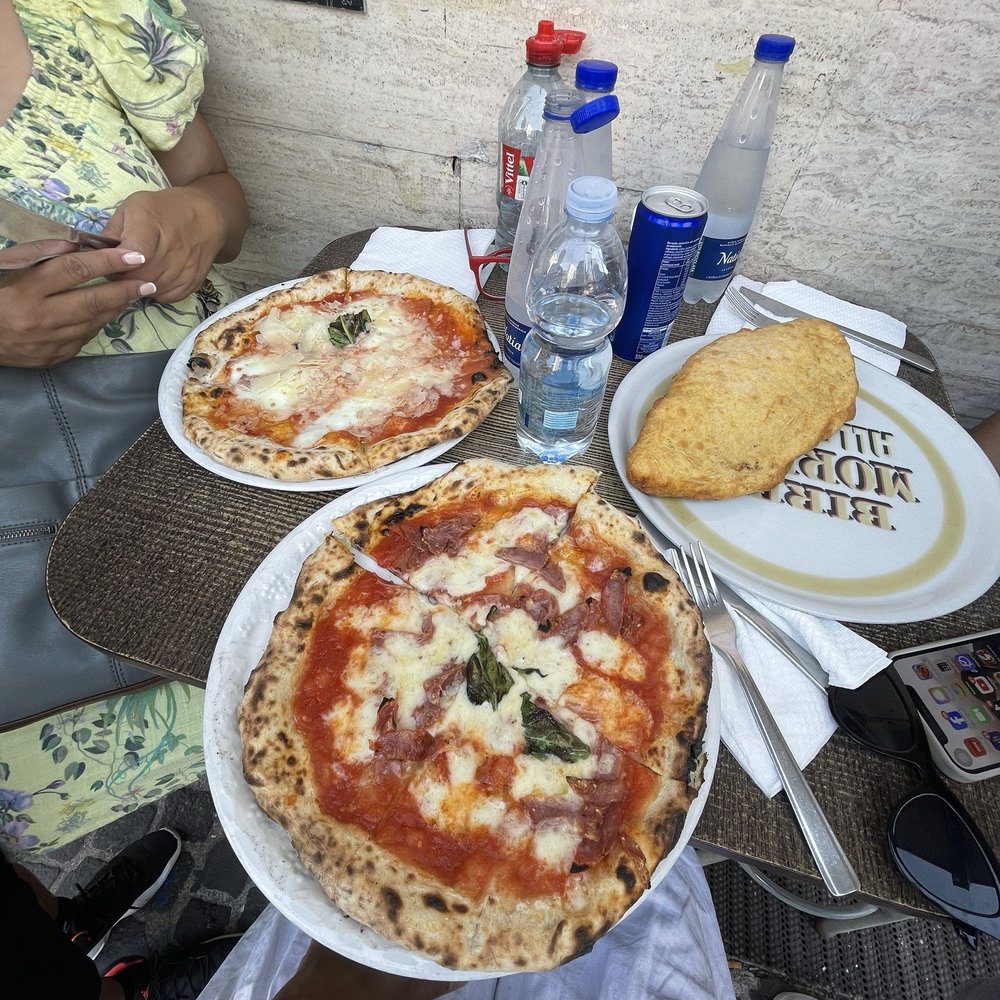 Pizzeria D'Elia - Pizza margarita con prosciutto cotto, bufaline con salame e scaglie, fritta d'elia. - Pizza Near Me - Naples, NA