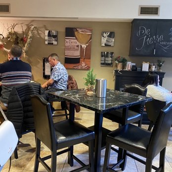 De Tierra Vineyards - Lovely lounge: doggie friendly - Wineries Near Me - Carmel, California De Tierra Vineyards - Lovely lounge: doggie friendly - Wineries Near Me - Carmel, California