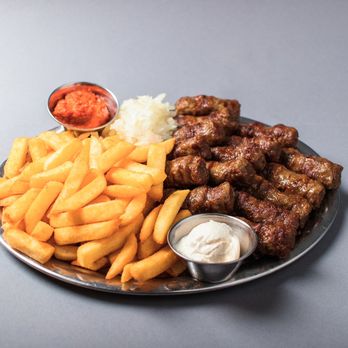Bosna Imbiss - 15er Cevapcici mit Pommes, Zwiebeln, Ajvar und Kajmak - Fast Food Near Me - Hamburg, HH Bosna Imbiss - 15er Cevapcici mit Pommes, Zwiebeln, Ajvar und Kajmak - Fast Food Near Me - Hamburg, HH