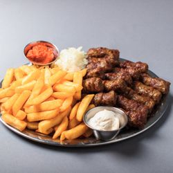 Bosna Imbiss - 15er Cevapcici mit Pommes, Zwiebeln, Ajvar und Kajmak