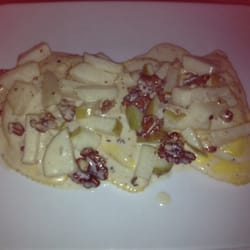 Ravioli con salsa di gorgonzola  pere e noci 12€