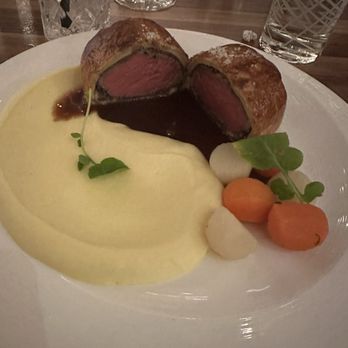 Gordon Ramsay Hell’s Kitchen - Gordon Ramsay's famous beef Wellington, super tender, lives up to the hype - Bars Near Me - Mashantucket, Connecticut