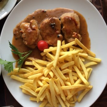 Mediterran - Schweinemedaillonsàla "Pfeffer"3 Schweinemedaillons mit Pfeffersauce, dazu Pommes frites - Mediterranean Near Me - Bergheim, NW