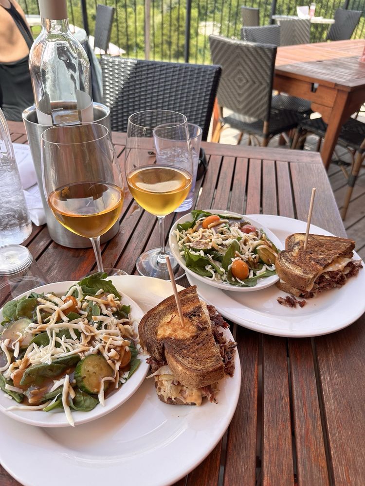 Chandler Hill Vineyards - vineyard in Defiance, MO