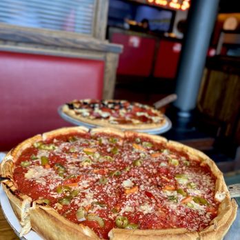 Giordano's - Deep Dish with sausage, pepperoni and spicy hot giardiniera! - Pizza Near Me - Chicago, Illinois Giordano's - Deep Dish with sausage, pepperoni and spicy hot giardiniera! - Pizza Near Me - Chicago, Illinois