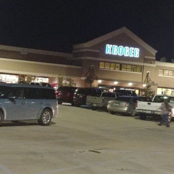 Kroger - cars parked in a parking lot at night - Grocery Near Me - Lake Charles, Louisiana