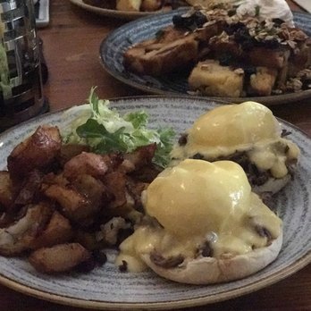 Catch 122 - Eggs benny with short rib - Breakfast & Brunch Near Me - North Vancouver, British Columbia