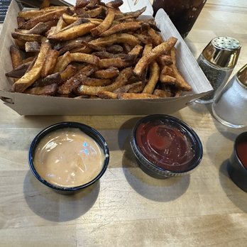 Bo & Vine Burger - Small order of fries, extra crispy with fry sauce & ketchup - Burgers Near Me - Eugene, Oregon