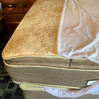 Rodeway Inn - Zipper mattress cover broken - Hotels Near Me - Wauseon, Ohio