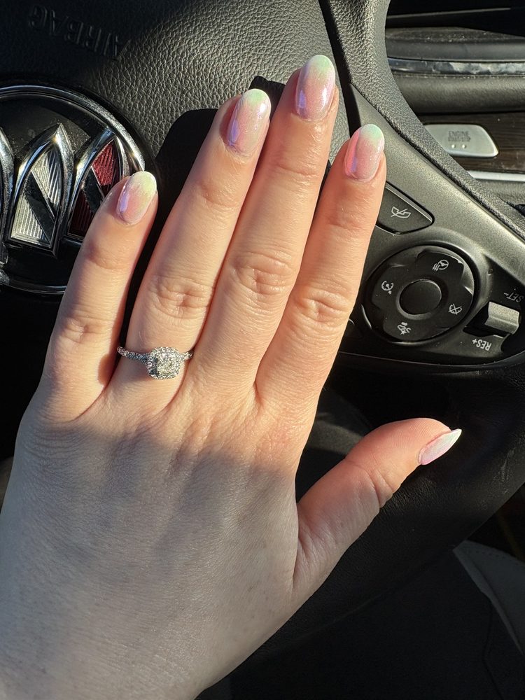Diane's Nails Logo
