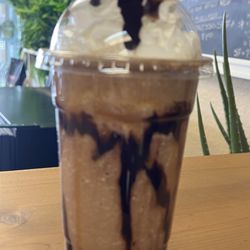 Dulce Espresso & Bakery - Snickers frappe