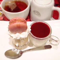 Monna Lisa - Thé gourmand : pannacotta, crème à la vanille et macaron (j'avais déjà dévoré la tarte et le moelleux avant la photo)