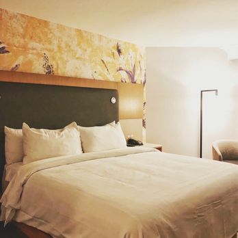 Westchester Marriott - The King-sized bed - Hotels Near Me - Tarrytown, New York