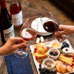 Fog Crest Vineyard - Indoor and outdoor tastings and food pairings.
