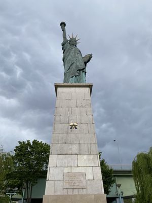 Statue of Liberty by null