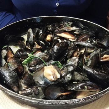 Léon De Bruxelles - Plancha de moules à la persillade - Seafood Near Me - Meyzieu, 69 Léon De Bruxelles - Plancha de moules à la persillade - Seafood Near Me - Meyzieu, 69