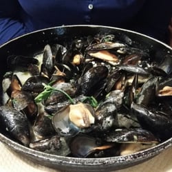 Léon De Bruxelles - Plancha de moules à la persillade
