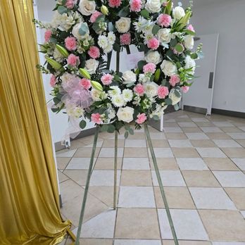 Elegant Flowers - Rustic Wreath with pops of pink - Florists Near Me - Fresno, California Elegant Flowers - Rustic Wreath with pops of pink - Florists Near Me - Fresno, California