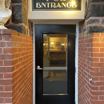 Pointe Pub - Entryway at the bottom of the stairs - Pubs Near Me - Gettysburg, Pennsylvania