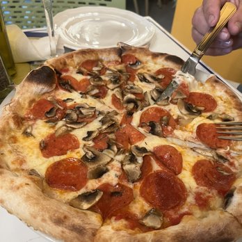 IL Lago Trattoria - PIZZA PEPPERONI with mushrooms - Italian Near Me - Doral, Florida IL Lago Trattoria - PIZZA PEPPERONI with mushrooms - Italian Near Me - Doral, Florida
