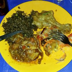 Casa Natachou - Repas du menu découverte avec du riz noir typiquement haïtien, des poulets de saveurs différentes et des accompagnements.