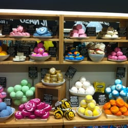 LUSH - Ballistiche, spumanti da vasca da bagno, saponi, oli da massaggio solidi, creme viso e corpo...