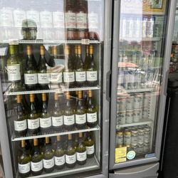 Chedraui Selecto - You can buy wine or beer for your food and drink it in the cafeteria.