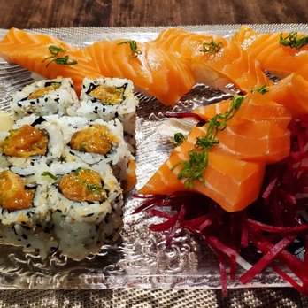 Kuro Bistro - Salmon Select  4 pieces nigiri, 4 pieces sashimi and spicy salmon roll. Gluten free. - Japanese Near Me - Lake Forest, Illinois