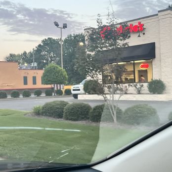 Guthrie's Chicken - the outside of a restaurant - Fast Food Near Me - Birmingham, Alabama