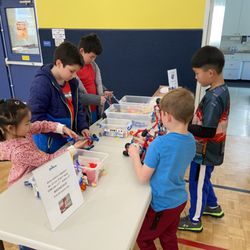 L’Héritage Français - Rainy day outside, puzzles, creativity and activities inside the gym.