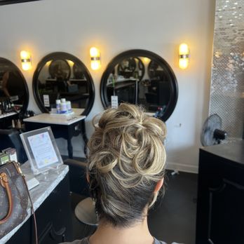 DreamDry - Buckhead - Simone did an updo for a wedding and she did a wonderful job! Loved her so much! - Blow Dry/Out Services Near Me - Atlanta, Georgia