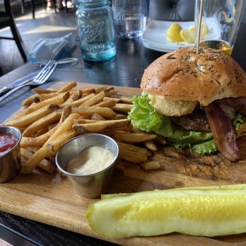 Blackwall Hitch - Cheeseburger - New American Near Me - Baltimore, Maryland