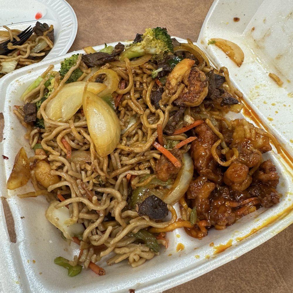 Mark's Kitchen - Yummy Shrimp Beef Tangerine chicken Chow mein - American Near Me - Fresno, California Mark's Kitchen - Yummy Shrimp Beef Tangerine chicken Chow mein - American Near Me - Fresno, California