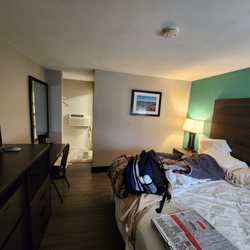 Relax Inn - Bradford - Decent room. Wouldn't recommend a more than 1 day stay just because how uncomfortable the beds are.