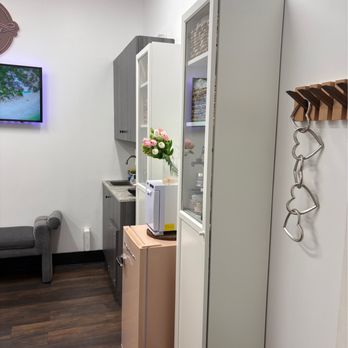 Breeze Nails By Malby - Interior de suite de trabajo de manicure - Nail Technicians Near Me - Miami, Florida Breeze Nails By Malby - Interior de suite de trabajo de manicure - Nail Technicians Near Me - Miami, Florida