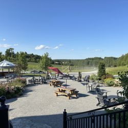 River House Vinyard And Winery - Patio looking over vineyard