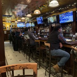 Bradys At The Station - Bar scene
