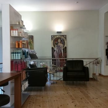 Marie Chateau - Das kerastase Regal und der wartebereich - Hair Salons Near Me - Berlin, BE