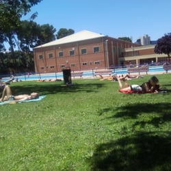 Centro Deportivo Municipal Salduba - Vista de la piscina desde la zona de cesped.
